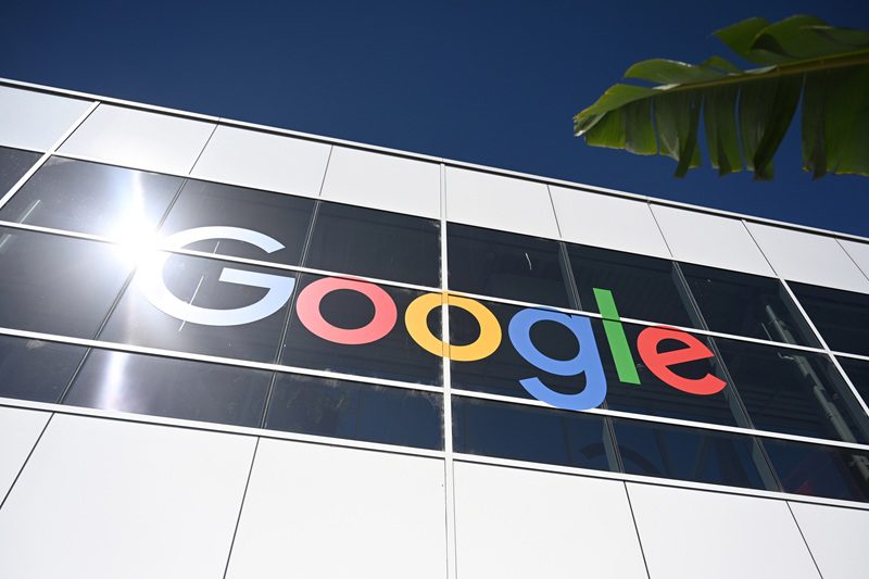 logotyp Google na szybie budynku