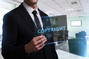 mężczyzna w garniturze trzymający napis copyright