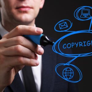 Biznesmen trzymający flamaster i napis copyright