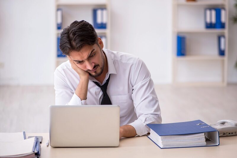 zmartwiony mężczyzna