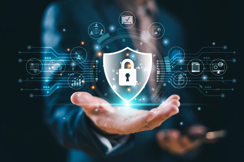 ręka trzymająca symbol tarczy i ochrony danych