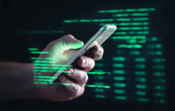 smartfon symbolizujący fałszywe konto, podszywanie się i przejęcie tożsamości w Internecie