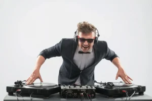 DJ przy gramofonie - muzyka użyta bez zgody twórcy w filmiku na YouTube lub TikToku jako naruszenie praw autorskich