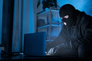 Anonimowa osoba obserwuje profile w mediach społecznościowych - stalking internetowy w social mediach